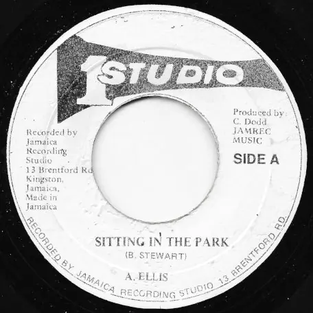 New Arrival Sitting In The Park / Ver
